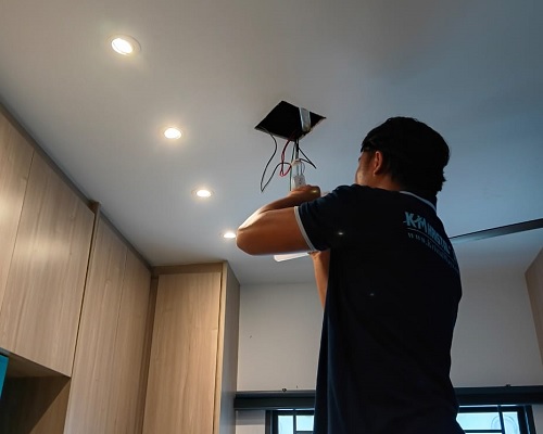 Pasang lampu downlight